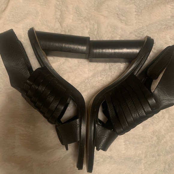 Charles David Black Chunky Heel - Picture 6 of 6